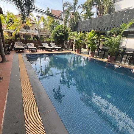 White Monkey Hotel Siem Reap Room photo