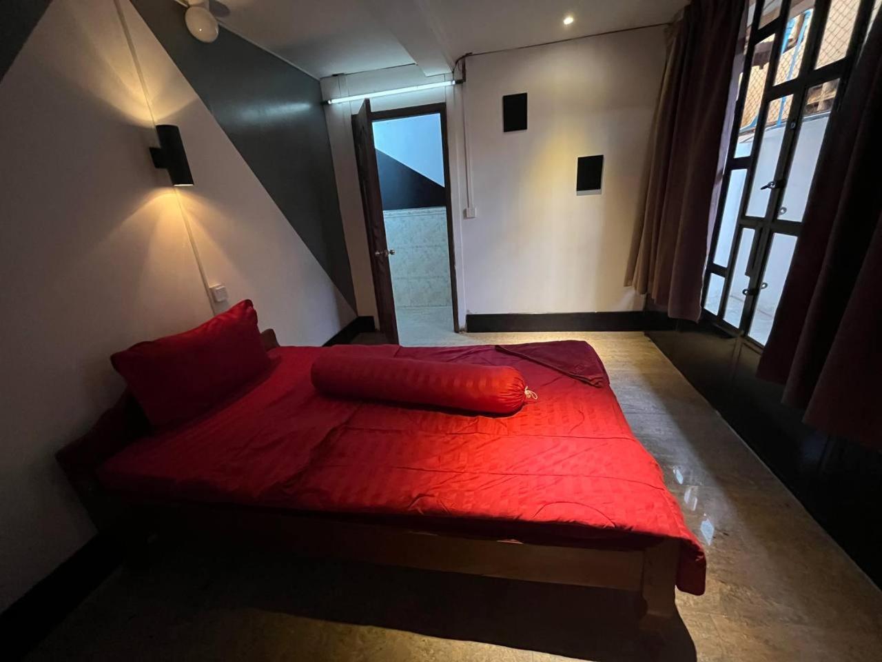 White Monkey Hotel Siem Reap Room photo